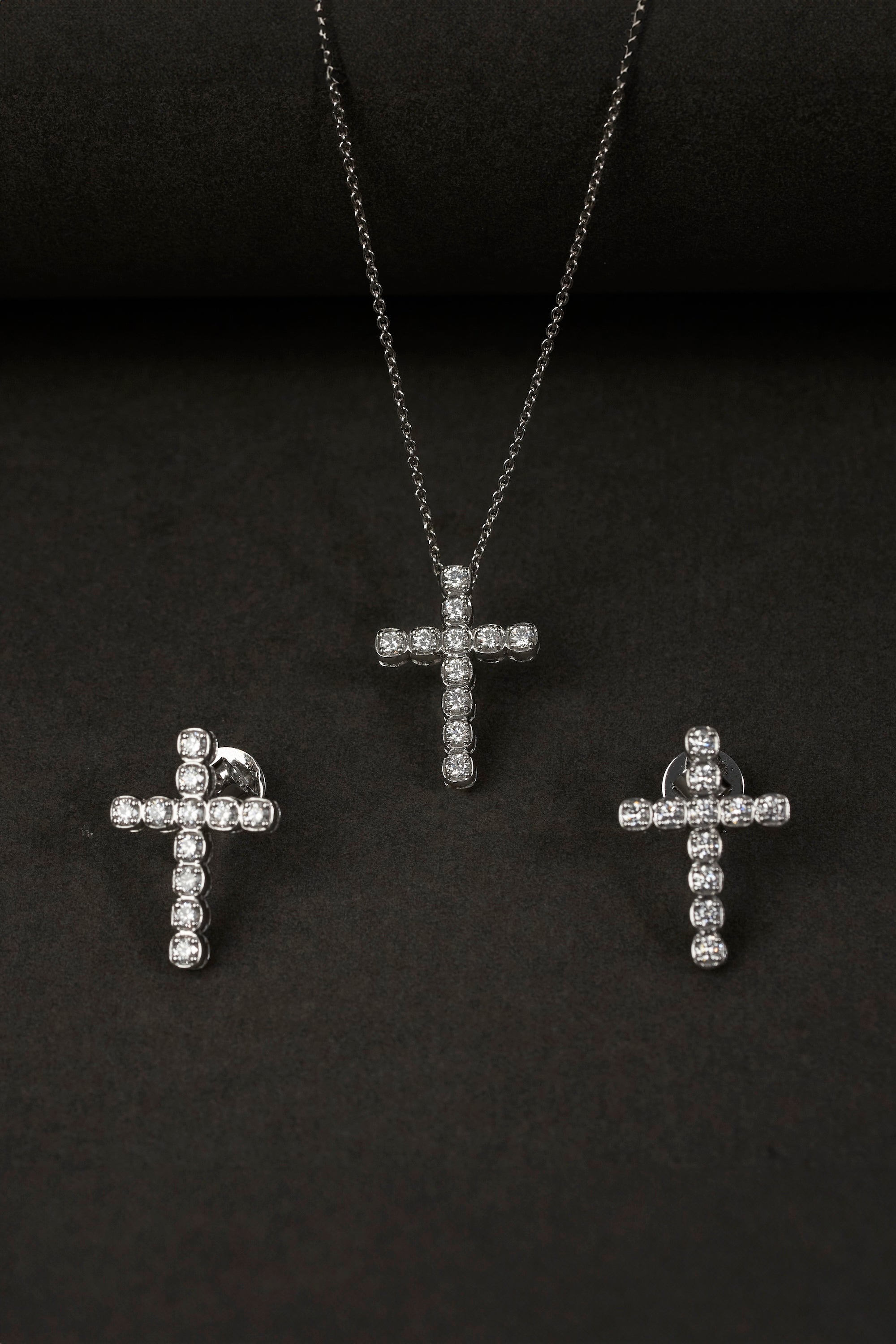 cross shaped diamond pendant